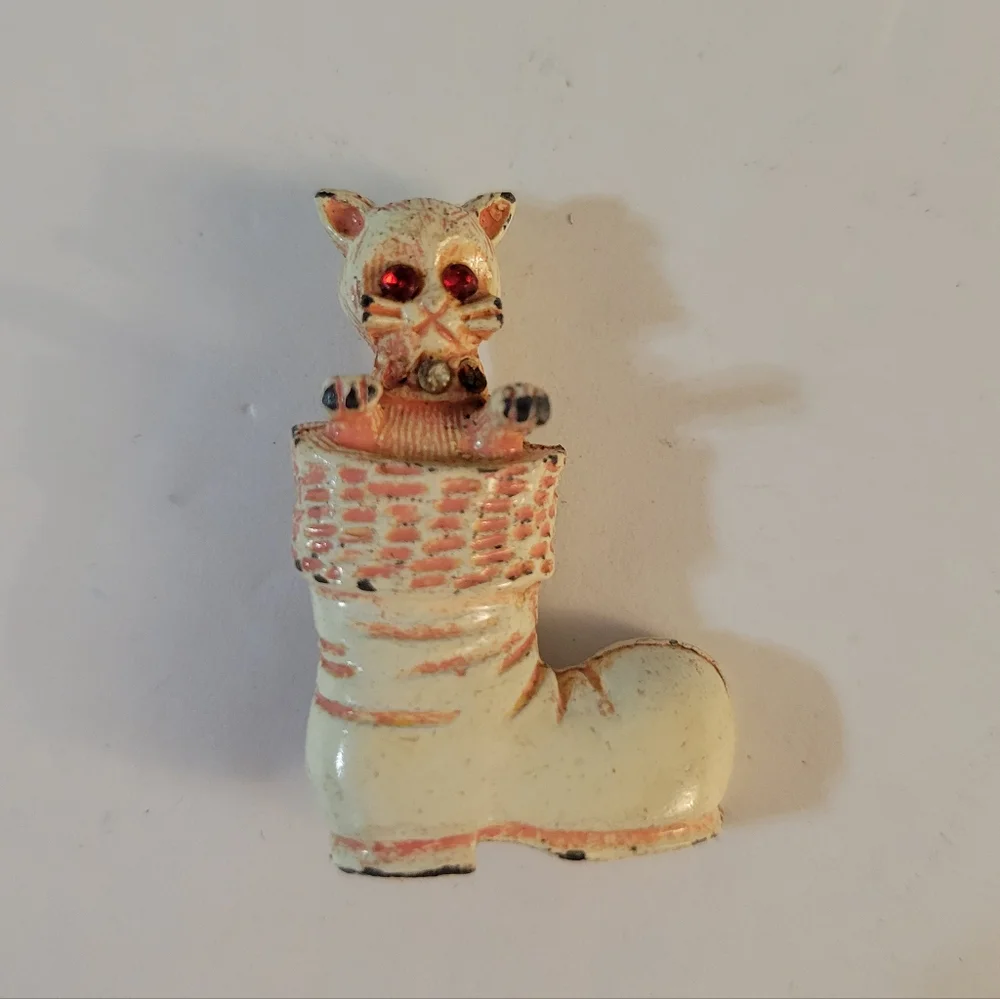 Vintage Enameled Cat In Boot Brooch